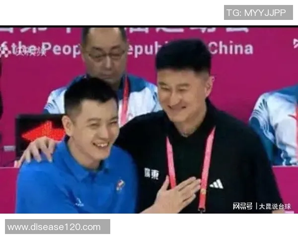 杨鸣与杜锋赛后微笑拥抱展现对输球的坦然态度 杨鸣与杜锋赛后微笑拥抱展现对输球的坦然态度