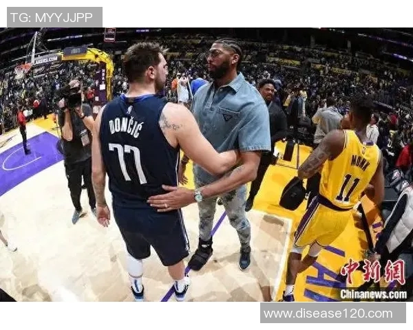 东契奇与浓眉赛后亲密互动揭示惊天交易背后的真相与友谊 东契奇与浓眉赛后亲密互动揭示惊天交易背后的真相与友谊