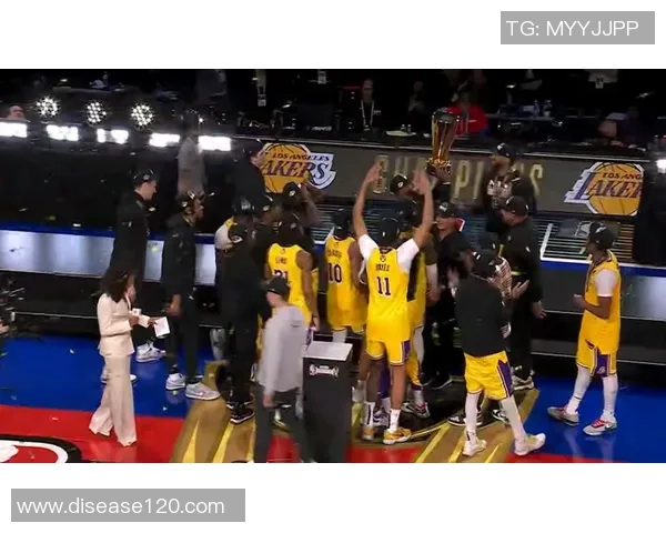 詹姆斯媒体日感慨湖人冠军旗帜展现辉煌历史与荣耀时刻