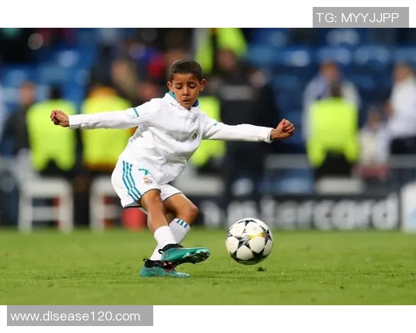 C罗前队友透露他追求千球成就与迷你罗同场竞技的梦想