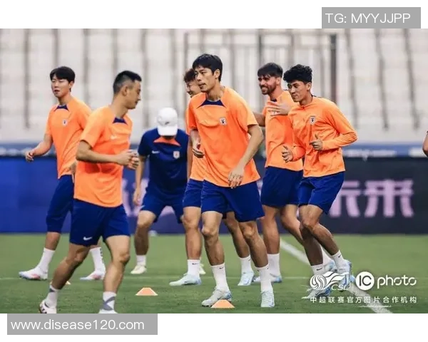 山东泰山队在武汉体育中心进行赛前踩场训练为即将到来的比赛做好准备