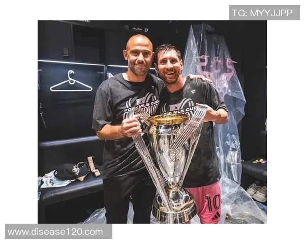 梅西分享与奖杯合影感慨迈阿密赛季的辉煌成就与难忘回忆