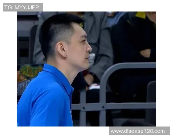 杨鸣与杜锋赛后微笑拥抱展现对输球的坦然态度