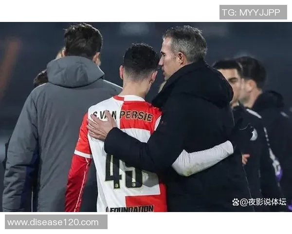 范佩西率队遭绝杀后卫失误引发怒火欧联杯六轮战绩惨淡